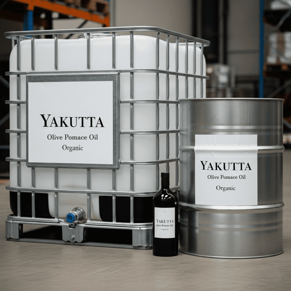 Gros plan sur un IBC (Intermediate Bulk Container) industriel et un fût métallique, tous deux munis d'étiquettes blanches indiquant "YAKUTTA Olive Pomace Oil Organic" (huile de grignons d'olive biologique). Une petite bouteille sombre est partiellement visible entre les deux. Cette image met en évidence l'emballage industriel de l'huile de grignons d'olive Yakutta.