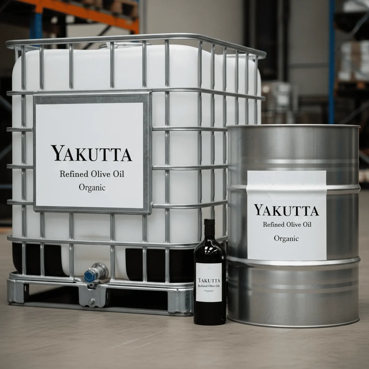 Nahaufnahme eines weißen Großbehälters (IBC) und eines Metallfasses, beide mit der Aufschrift "YAKUTTA Refined Olive Oil Organic". Eine dunkle Glasflasche ist teilweise zwischen den beiden größeren Behältern zu sehen. Dieses Bild unterstreicht die industrielle Verpackung von Yakutta Refined Olive Oil.