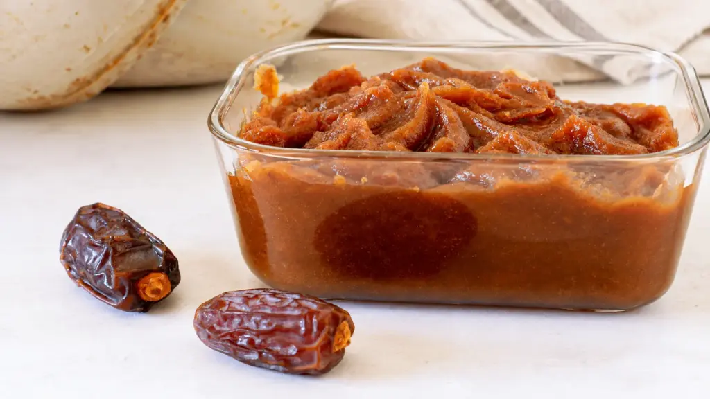 Glossy Date Paste with Whole Dates